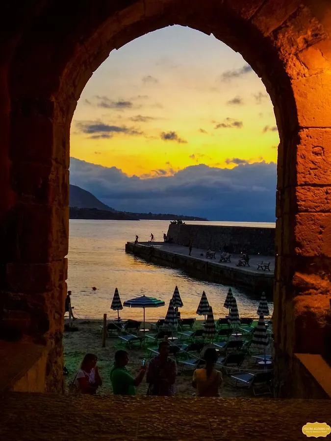 Balcone sulla spiaggia Cefalù 0*,