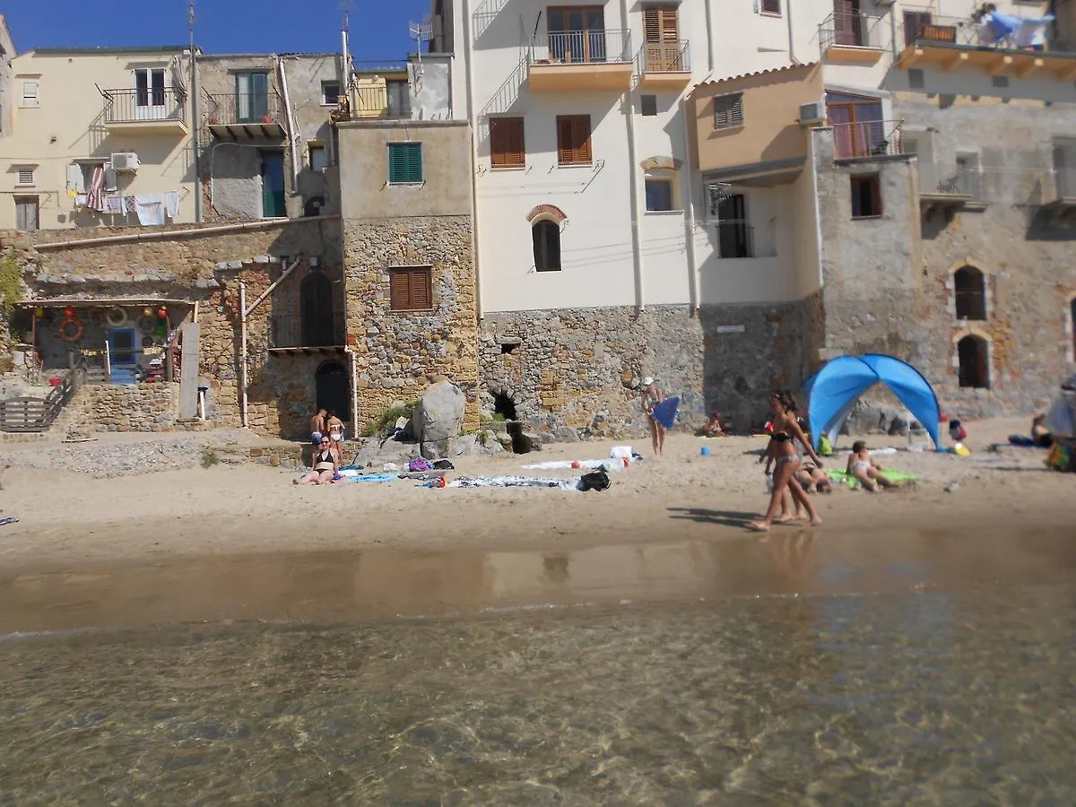 Balcone sulla spiaggia Cefalù 0*,  Italia