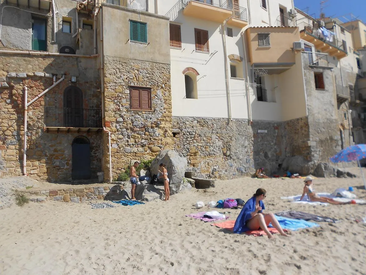 Balcone Sulla Spiaggia Cefalù Italië